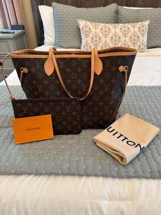 Louis Vuitton Handbags - EUC Louis Vuitton Monogram Neverfull Tote MM with beige interior